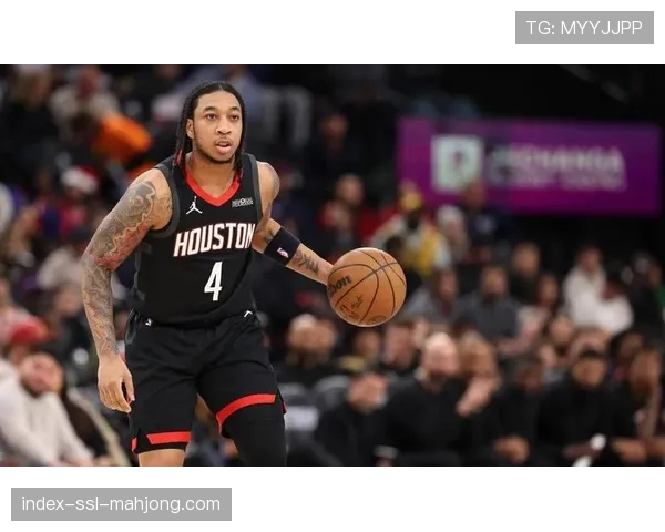 特写：赛后更衣室内，戴维森与教练团队相拥庆祝来之不易的胜利