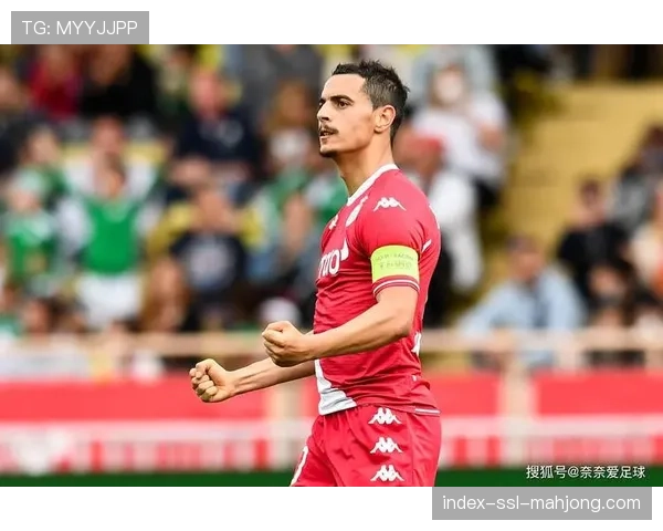 特写镜头：摩纳哥前锋本耶德尔在肋部静止观察后，突然启动完成突破